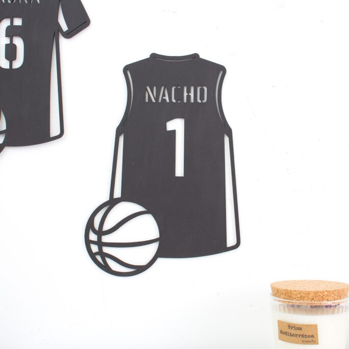 Camiseta-deportiva--personalizada-madera-pared-1